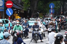 Xe máy đi ngược chiều tiềm ẩn nguy cơ xảy ra tai nạn giao thông