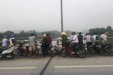 Người phụ nữ cãi nhau với chồng trên cầu rồi nhảy sông tự vẫn
