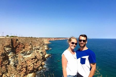 Cặp đôi rủ nhau bỏ việc để đi tình nguyện khắp nơi