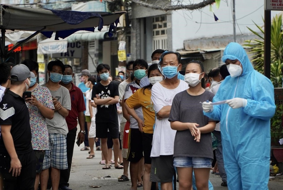 TPHCM: 229 hộ dân hẻm chợ bị phong tỏa sau ca nghi nhiễm SARS-CoV-2 - 2 TPHCM: 229 hộ dân hẻm chợ bị phong tỏa sau ca nghi nhiễm SARS-CoV-2 - 2