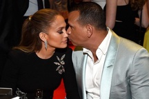 Jennifer Lopez đính hôn với bạn trai kém 6 tuổi