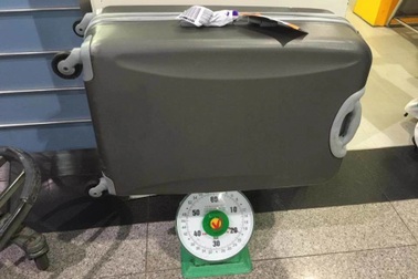 Hành lý xách tay quá cân, hãng bay quốc tế ứng xử ra sao?