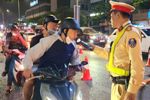 Người dân lo lắng thổi chung máy đo nồng độ cồn: Có lây bệnh truyền nhiễm?