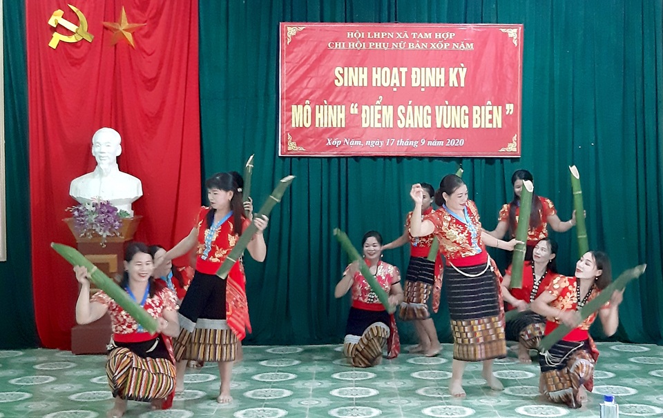 Các hội viên mô hình "Điểm sáng vùng biên" bản Xốp Nặm sinh hoạt văn nghệ.