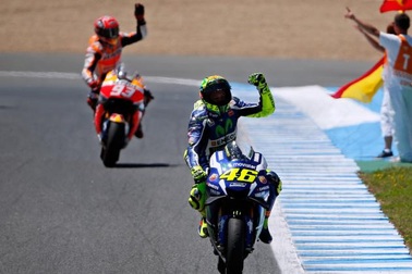 Rossi thắng kịch tính trong ngày Lorenzo đo đường