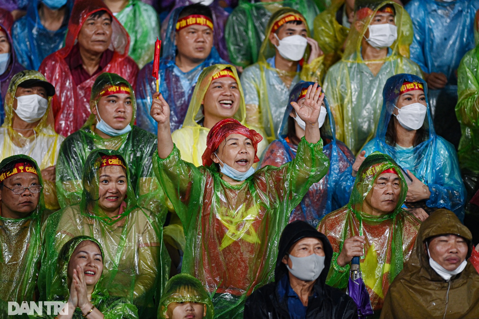 Biển người đội mưa chật kín sân Việt Trì cổ vũ U23 Việt Nam - 3