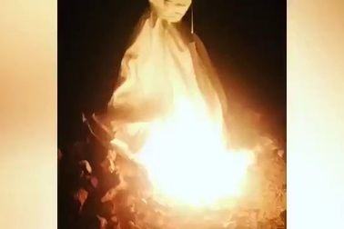 Xu hướng đốt váy cưới sau ly hôn của phụ nữ Anh