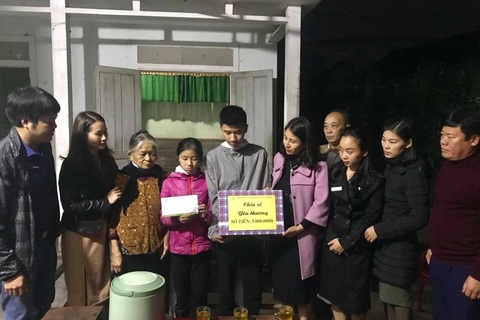 Bạn đọc Dân trí mang niềm yêu thương tới 2 anh em “bơ vơ bên bà ngoại yếu già”