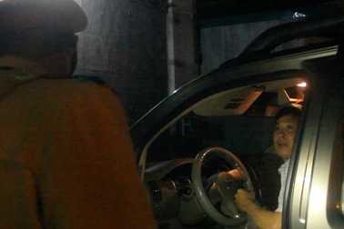 Chạy xe loạng choạng còn cố “đào tẩu”, tài xế bị phạt 35 triệu đồng