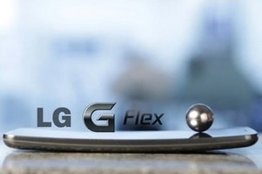 LG tung clip “khoe” tính năng tự làm mờ vết xước trên G Flex