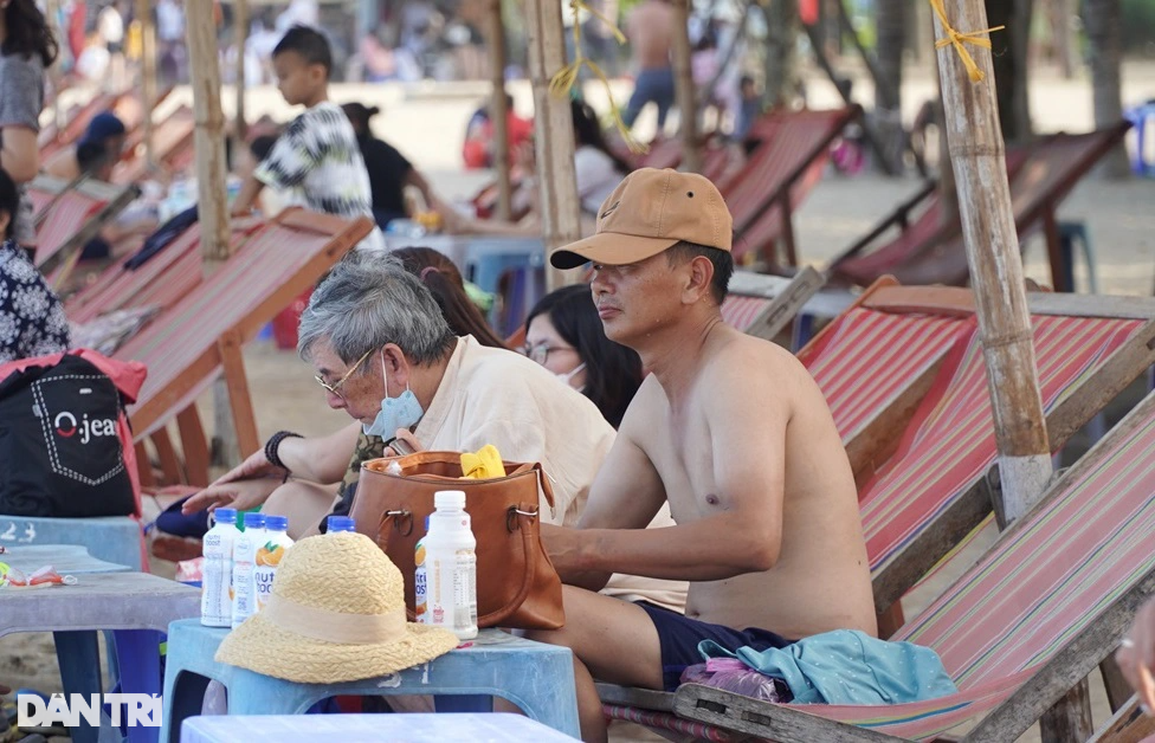 Nắng nóng, bãi biển Sầm Sơn lại ken đặc người - 10 Nắng nóng, bãi biển Sầm Sơn lại ken đặc người - 10