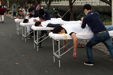 Sửng sốt với dịch vụ massage miễn phí, đặc biệt ngay trên đường