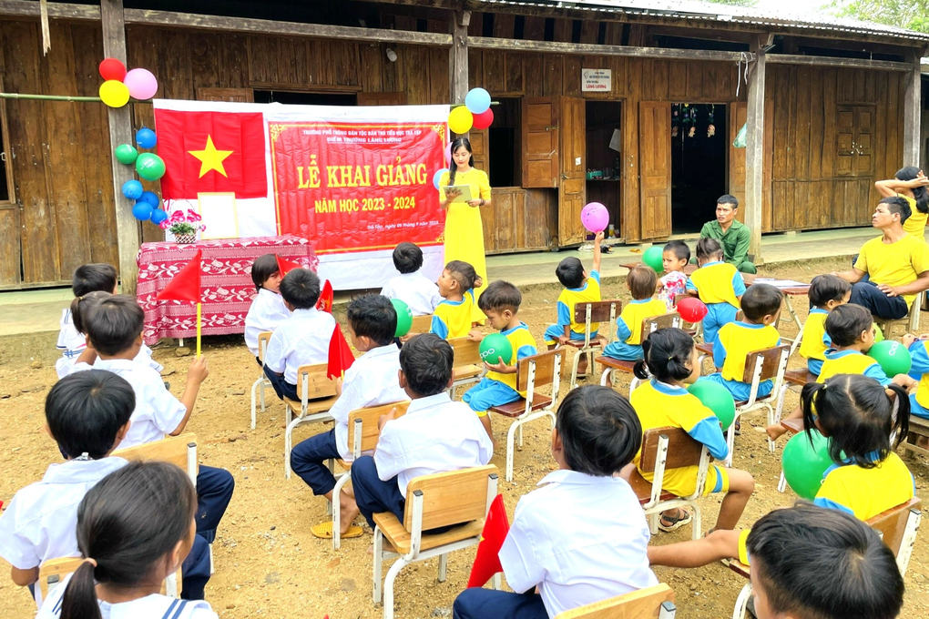 Lễ khai giảng giữa đại ngàn Trường Sơn, nơi không điện, không Internet - 6 Lễ khai giảng giữa đại ngàn Trường Sơn, nơi không điện, không Internet - 6