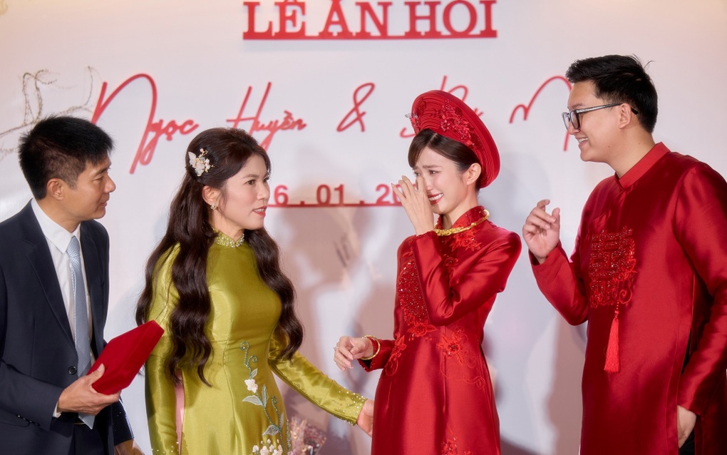 Diễn viên Ngọc Huyền bật khóc trong lễ ăn hỏi với bạn trai kém tuổi - 6 Diễn viên Ngọc Huyền bật khóc trong lễ ăn hỏi với bạn trai kém tuổi - 6