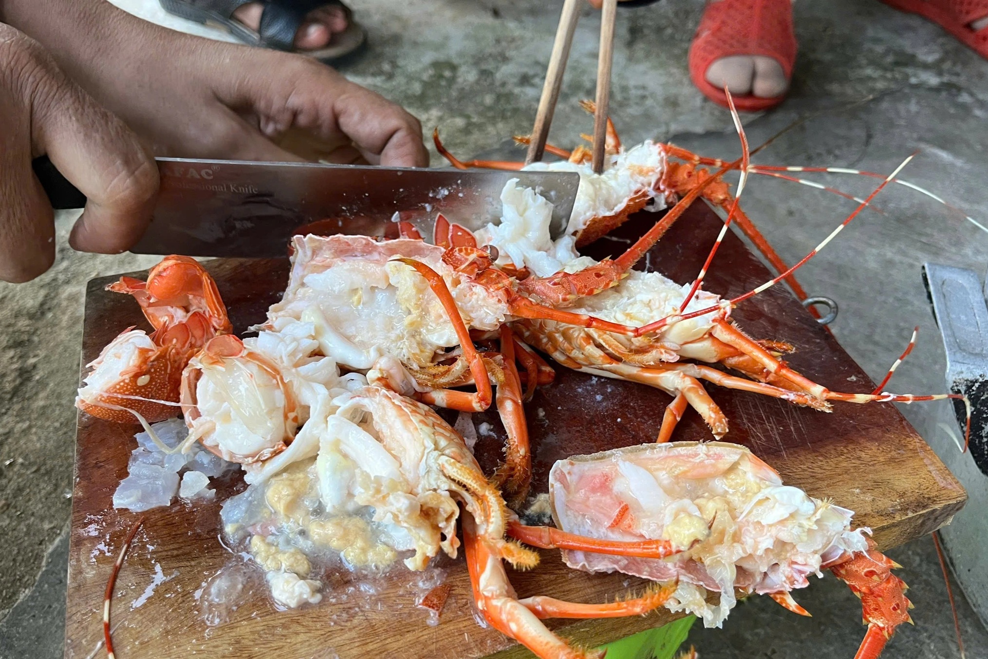 Bơm thạch rau câu, biến tôm hùm chết thành tôm tươi - 2