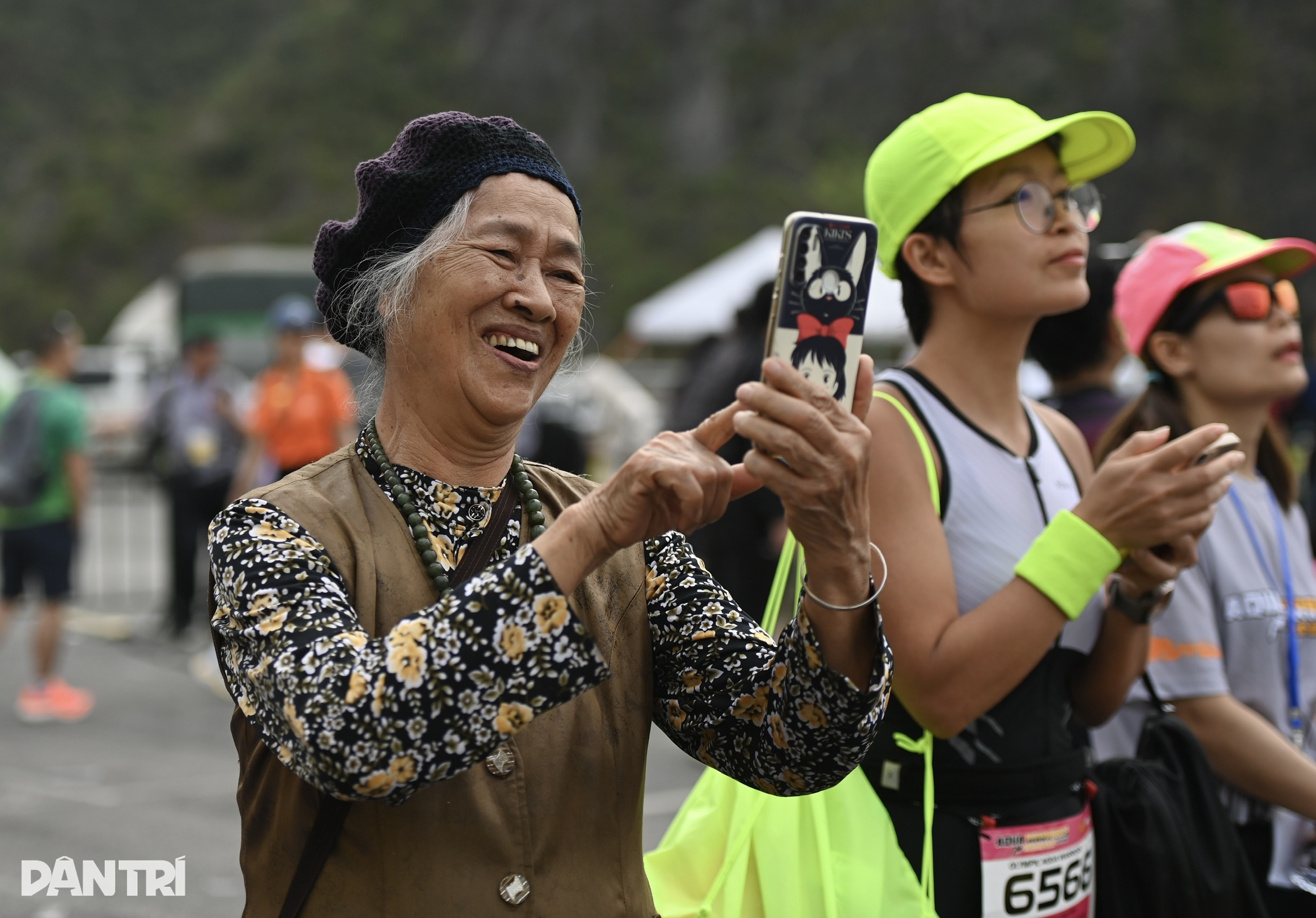 View - Những màn ăn mừng vỡ òa cảm xúc tại vạch đích Aqua Warriors Halong Bay 2025 | Báo Dân trí