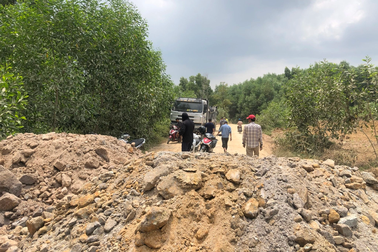 Vụ giam lỏng 3 phóng viên: Mỏ đất lộ sai phạm