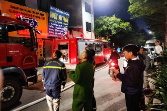 Cảnh sát giải cứu 5 người trong căn nhà cháy ở Hà Nội