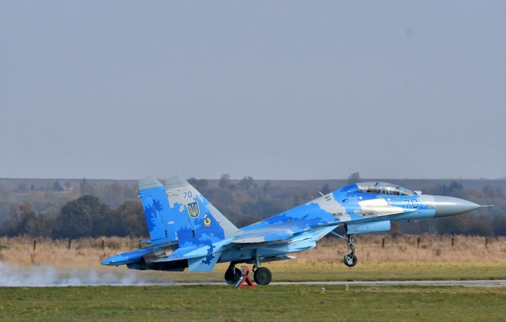Rộ video tiêm kích Su-27 Ukraine cháy như cầu lửa khi chặn hỏa lực Nga - 1 Rộ video tiêm kích Su-27 Ukraine cháy như cầu lửa khi chặn hỏa lực Nga