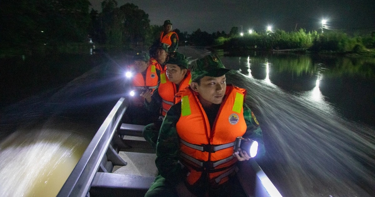 Giữa mênh mông nước lũ, người lính biên phòng vẫn sáng đèn tuần tra
