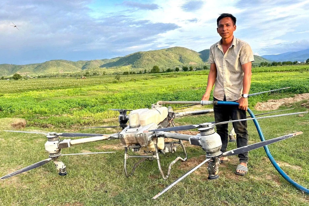 Tặng bằng khen anh nông dân lái drone cứu 2 cháu nhỏ trên dòng lũ - 1 Tặng bằng khen anh nông dân lái drone cứu 2 cháu nhỏ trên dòng lũ