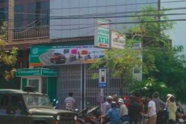 Ngang nhiên giật tiền ngay cổng ngân hàng