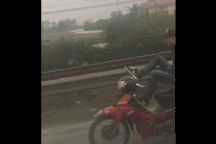 Phẫn nộ thanh niên lái xe máy bằng chân vẫn phóng như bay trên đường