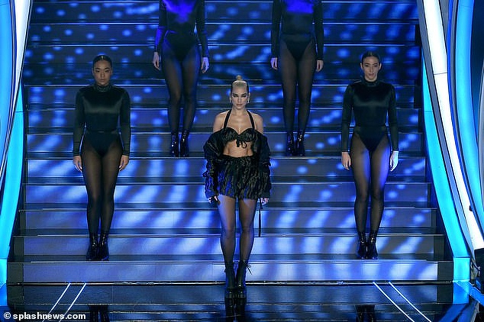 Dua Lipa đốt cháy sân khấu với màn diễn sôi động - 7 Dua Lipa đốt cháy sân khấu với màn diễn sôi động - 7