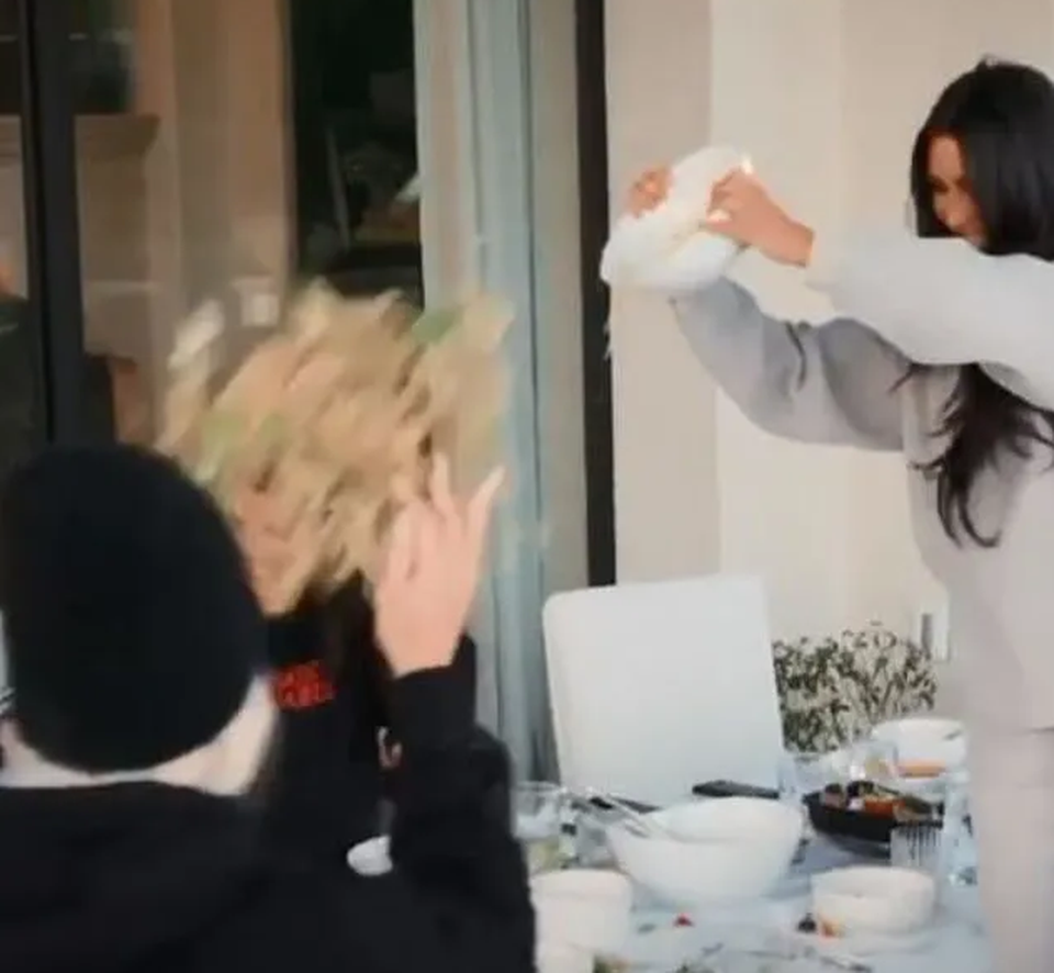 Fans chỉ trích gia đình Kim Kardashian lãng phí đồ ăn - 1 Fans chỉ trích gia đình Kim Kardashian lãng phí đồ ăn - 1