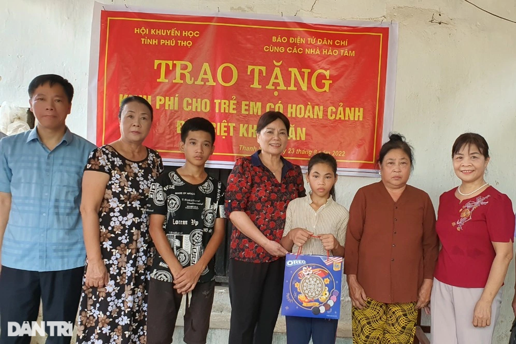 Bạn đọc Dân trí giúp đỡ 3 đứa trẻ mồ côi bố mẹ hơn 165 triệu đồng - 3 Bạn đọc Dân trí giúp đỡ 3 đứa trẻ mồ côi bố mẹ hơn 165 triệu đồng - 3