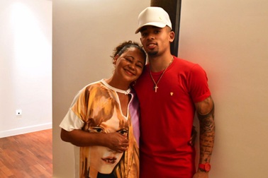 Gabriel Jesus công khai trái ý mẹ vì cô bạn gái xinh đẹp