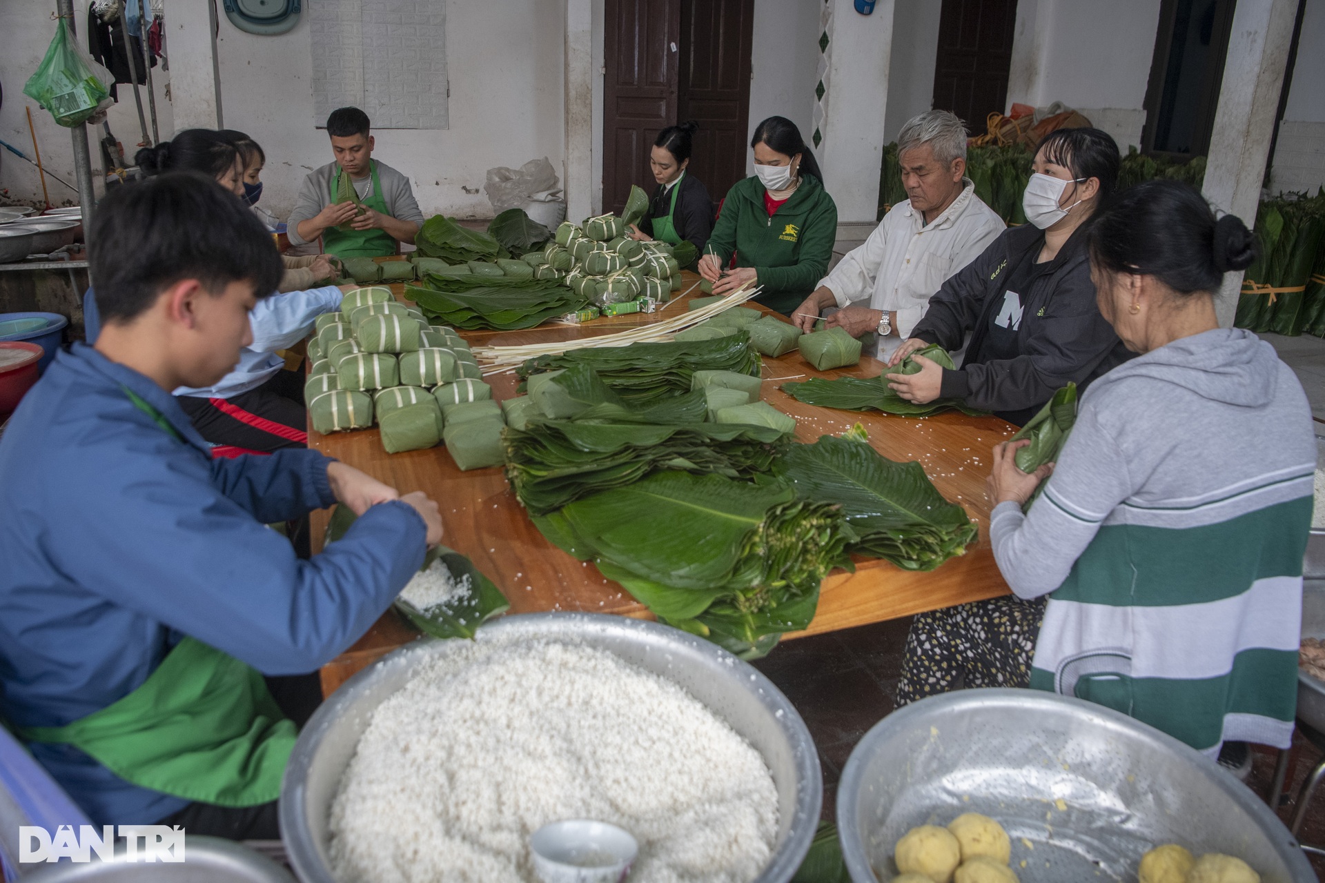 Làng làm bánh chưng dâng vua: Có hộ gia đình luộc 5.000 bánh mỗi ngày - 3 Làng làm bánh chưng dâng vua: Có hộ gia đình luộc 5.000 bánh mỗi ngày - 3