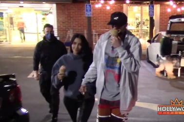 Kim Kardashian nắm tay Pete Davidson ra phố