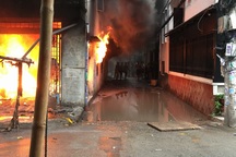 Cơ sở nệm mút cháy rụi trong chiều mưa tầm tã