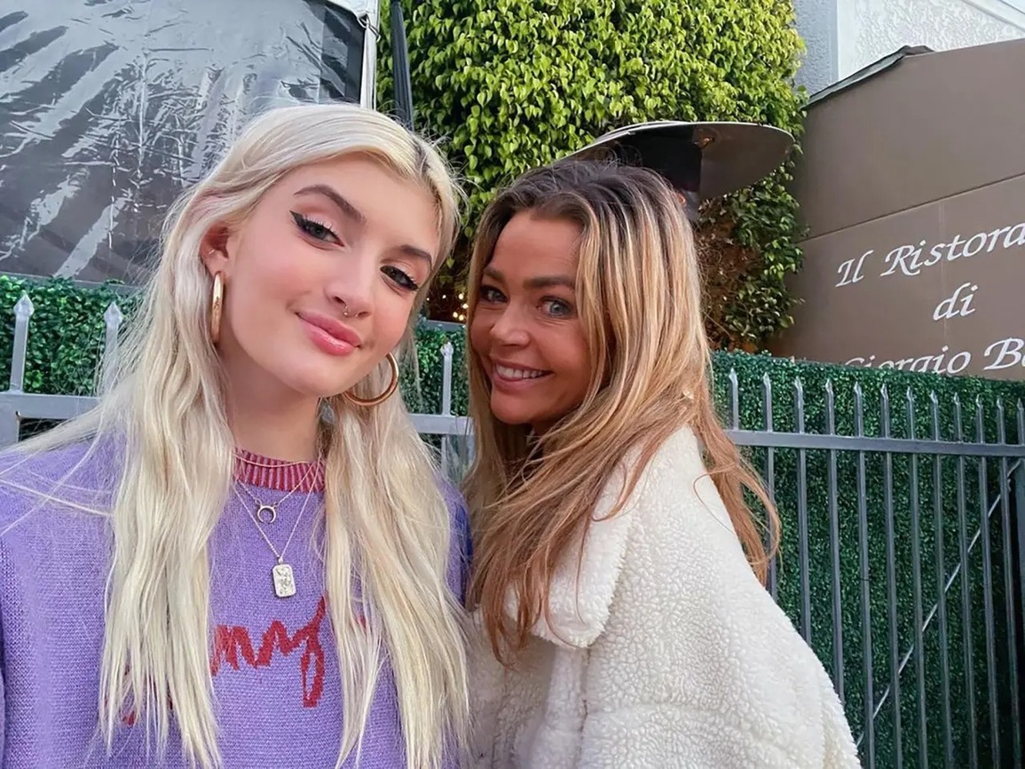 Con gái 18 tuổi của tài tử Charlie Sheen kiếm sống bằng nội dung 18+ - 2 Con gái 18 tuổi của tài tử Charlie Sheen kiếm sống bằng nội dung 18+ - 2