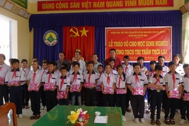 Trao 2.000 quyển vở đến học sinh nghèo huyện Thới Lai
