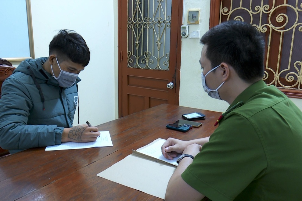 Kẻ cướp nhập nha lúc nửa đêm, dí dao, cướp tài sản của gia chủ - 1 Kẻ cướp nhập nha lúc nửa đêm, dí dao, cướp tài sản của gia chủ - 1
