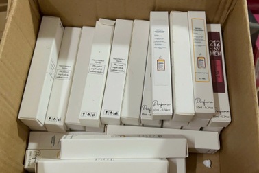 Đột kích kho nước hoa nghi giả Chanel, Dior ngay giữa phố cổ Hà Nội