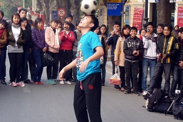 Sôi động tâng bóng nghệ thuật giữa phố hoa Hà Nội