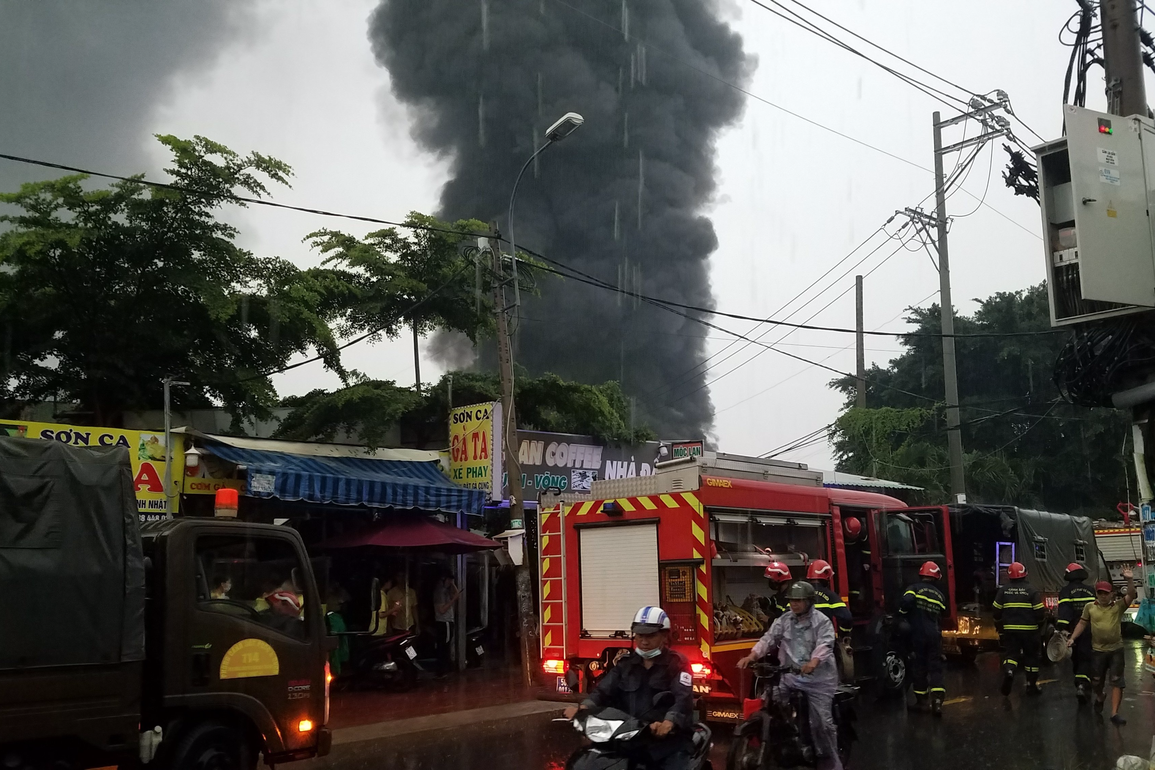 TPHCM: Kho giày dép bốc cháy ngùn ngụt trong mưa - 2 TPHCM: Kho giày dép bốc cháy ngùn ngụt trong mưa - 2