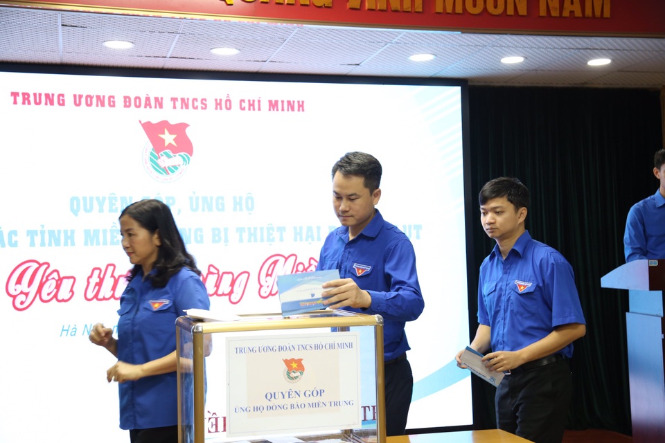 Trung ương Đoàn quyên góp 20 tỷ đồng, 10 chuyến xe hỗ trợ miền Trung - 3 Trung ương Đoàn quyên góp 20 tỷ đồng, 10 chuyến xe hỗ trợ miền Trung - 3