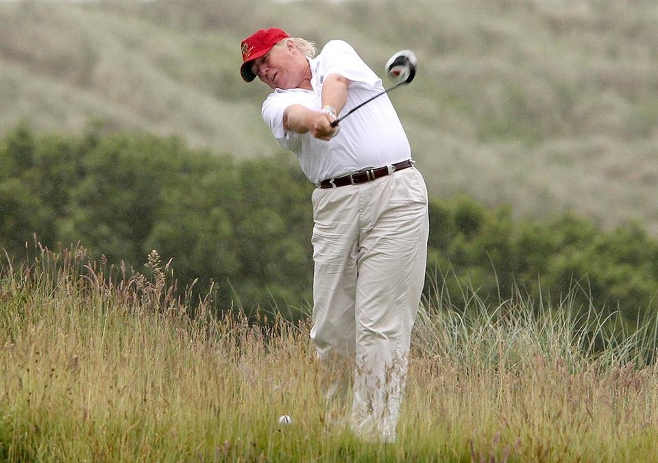 Ông Trump đi chơi golf sau tuyên bố làm việc không mệt mỏi - 1 Ông Trump đi chơi golf sau tuyên bố làm việc không mệt mỏi - 1
