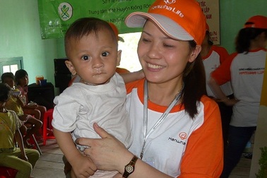 Phát cháo miễn phí cho trẻ em dân tộc thiểu số bị suy dinh dưỡng