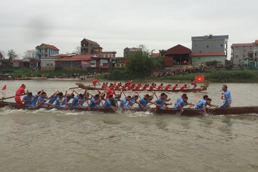 Sôi động Hội thi bơi chải trên sông Cầu