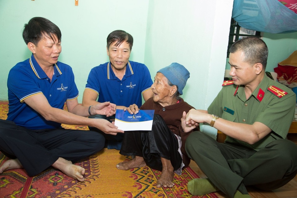 Người dân xứ Quảng rưng rưng nhận hỗ trợ - 5 Người dân xứ Quảng rưng rưng nhận hỗ trợ - 5