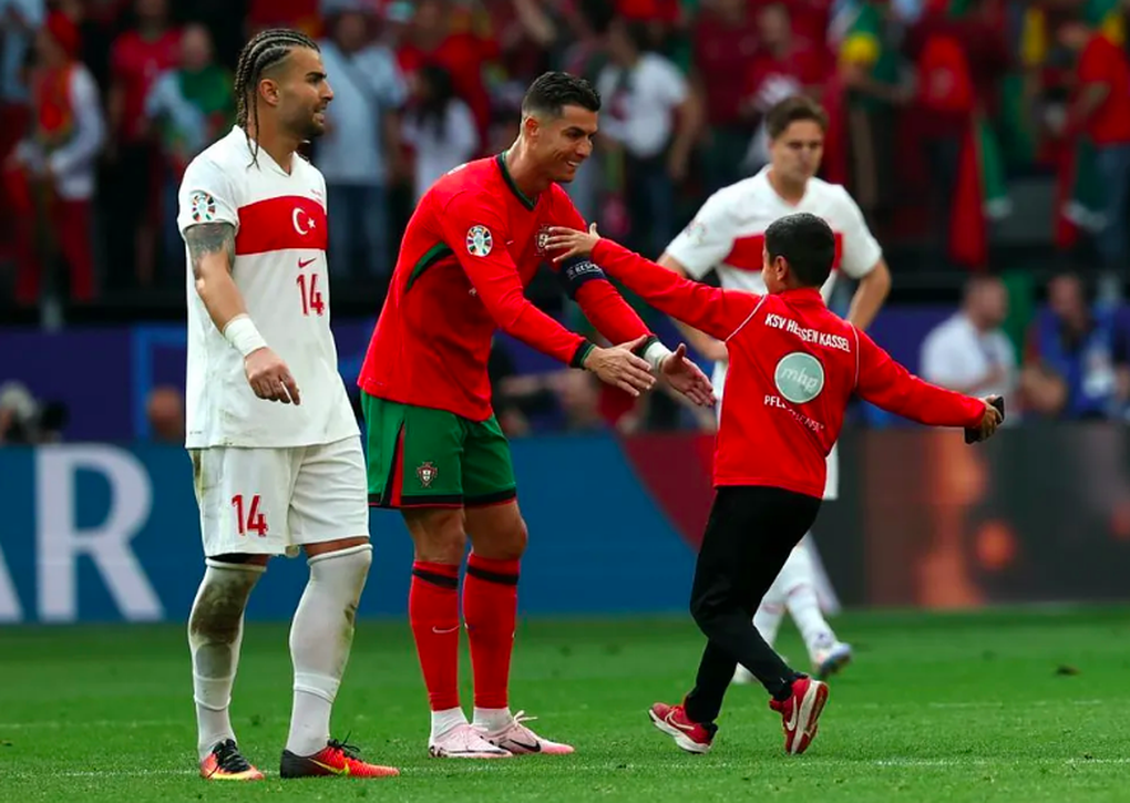 Cậu bé lao vào sân xin chụp ảnh chung khiến Ronaldo hạnh phúc - 1