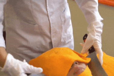 Du khách thư giãn với kiểu massage bằng... dao phay