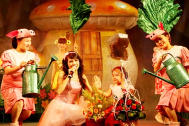 Sân khấu rộn ràng chào mừng ngày Quốc tế Thiếu nhi