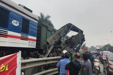 Hà Nội: Ô tô chở cá cố vượt đường sắt, bị tàu hỏa "vò nát"