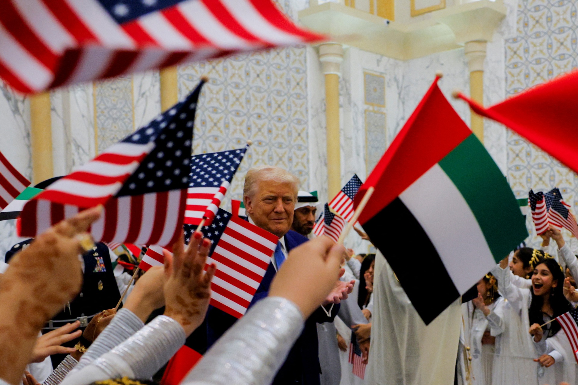 Ông Trump chốt loạt thương vụ 2.000 tỷ USD khi công du Trung Đông - 10 Ông Trump chốt loạt thương vụ 2.000 tỷ USD khi công du Trung Đông - 10